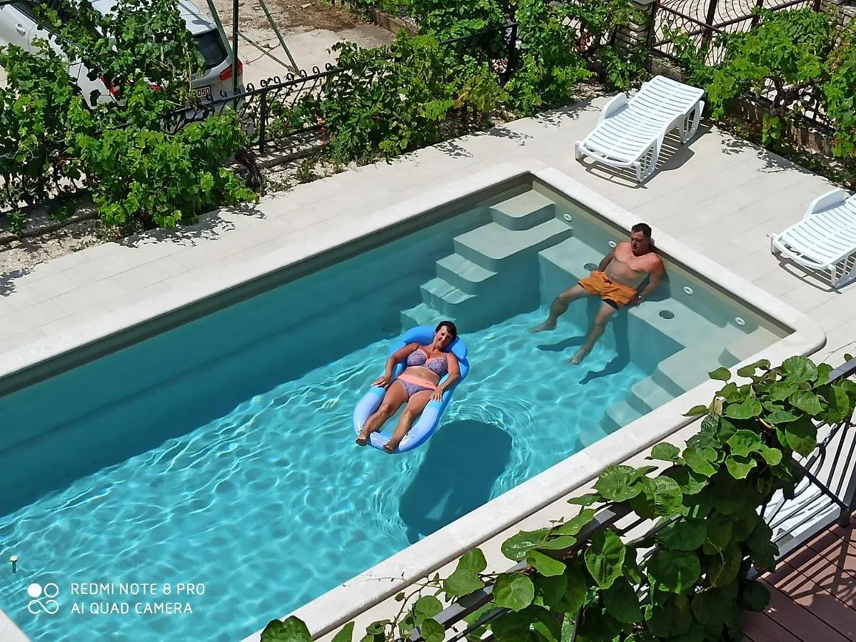 טרוגיר Apartments Gina
