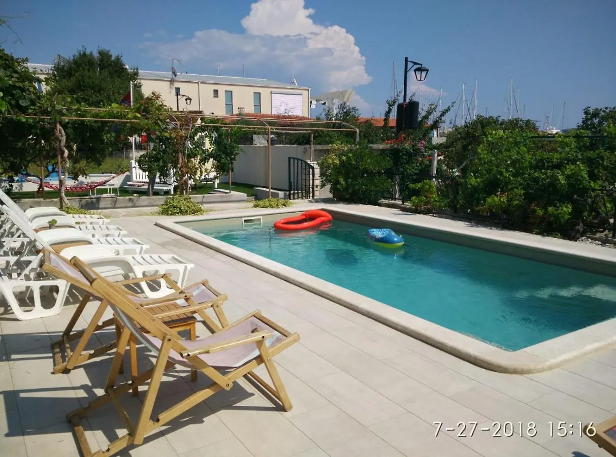 טרוגיר Apartments Gina