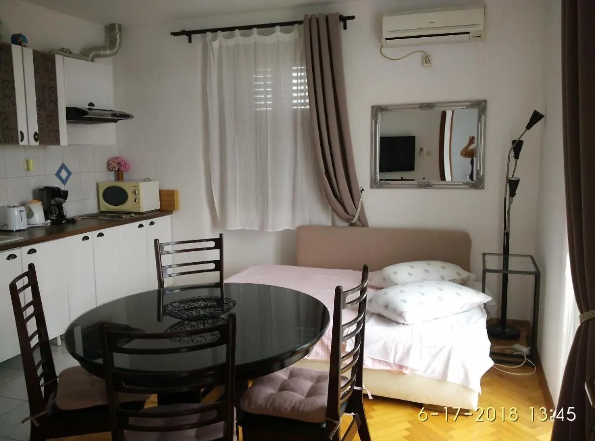 Apartments Gina Τρογκίρ