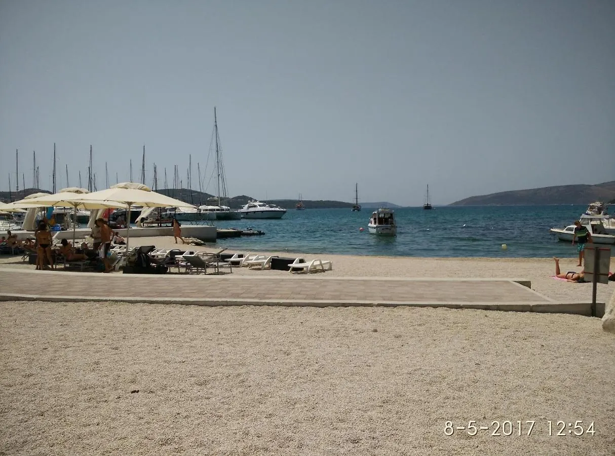 Apartments Gina Τρογκίρ