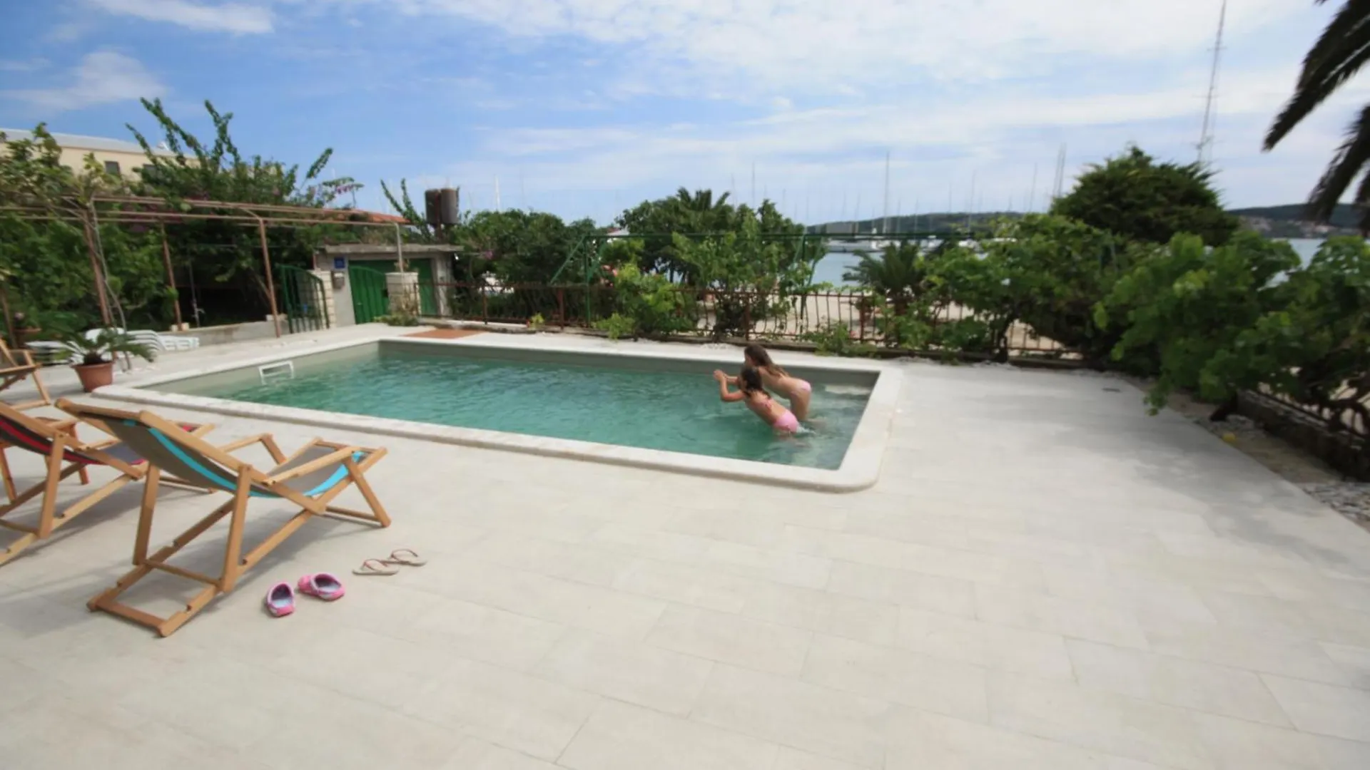 Apartments Gina Τρογκίρ