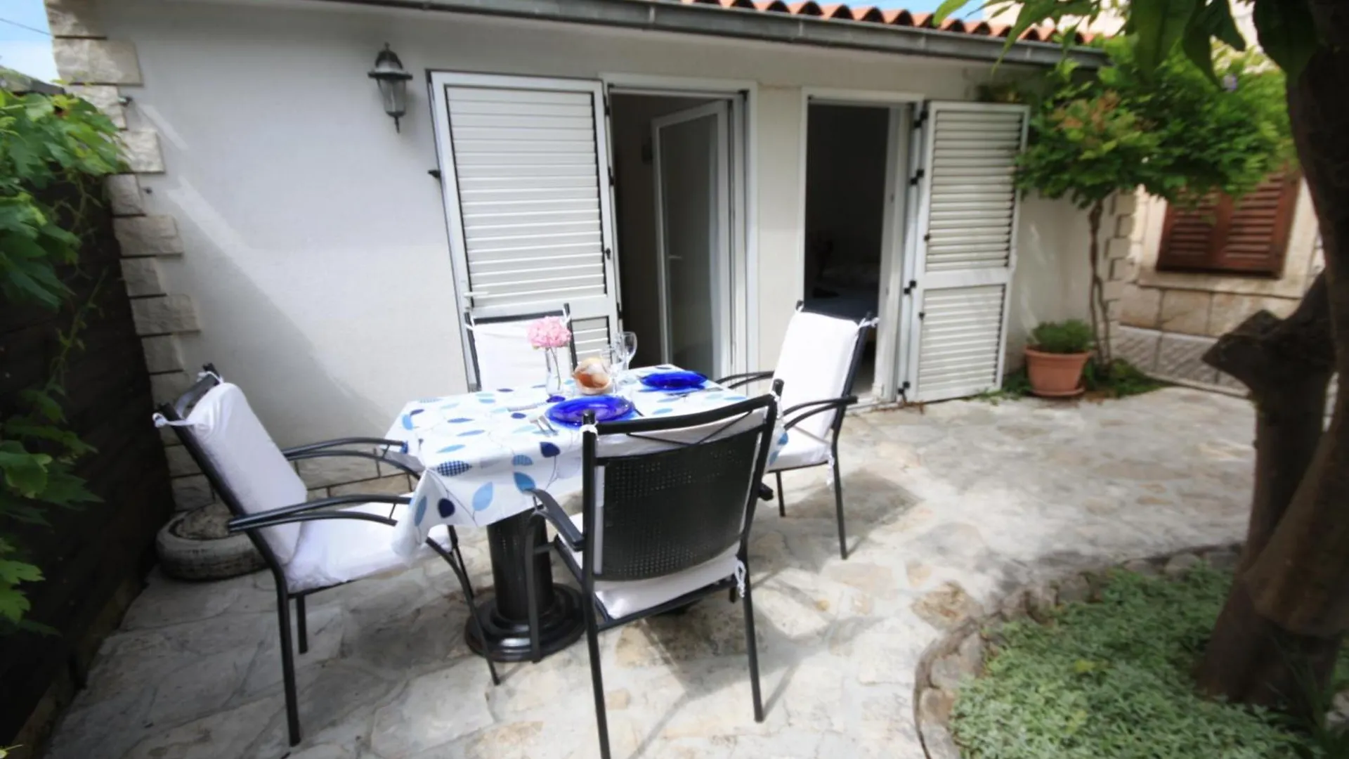 Apartments Gina Τρογκίρ