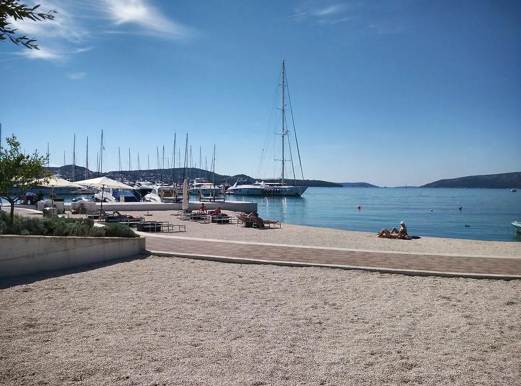 Apartments Gina Τρογκίρ Κροατία