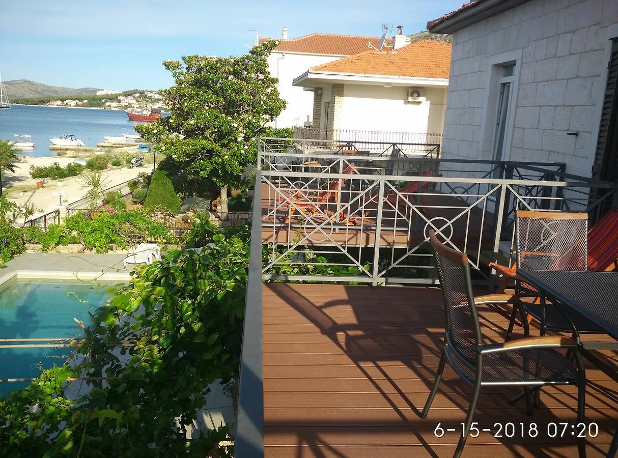 Apartments Gina Trogir 0*,