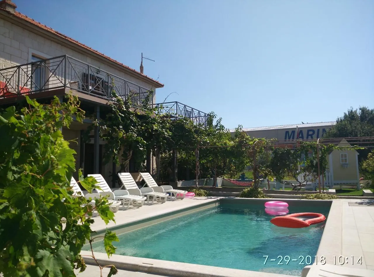 Apartments Gina Τρογκίρ 0*,