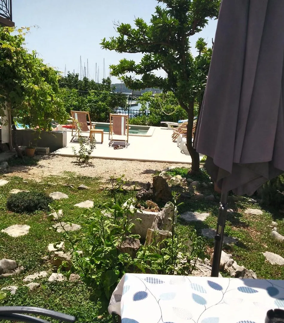 Apartments Gina Trogir 0*,