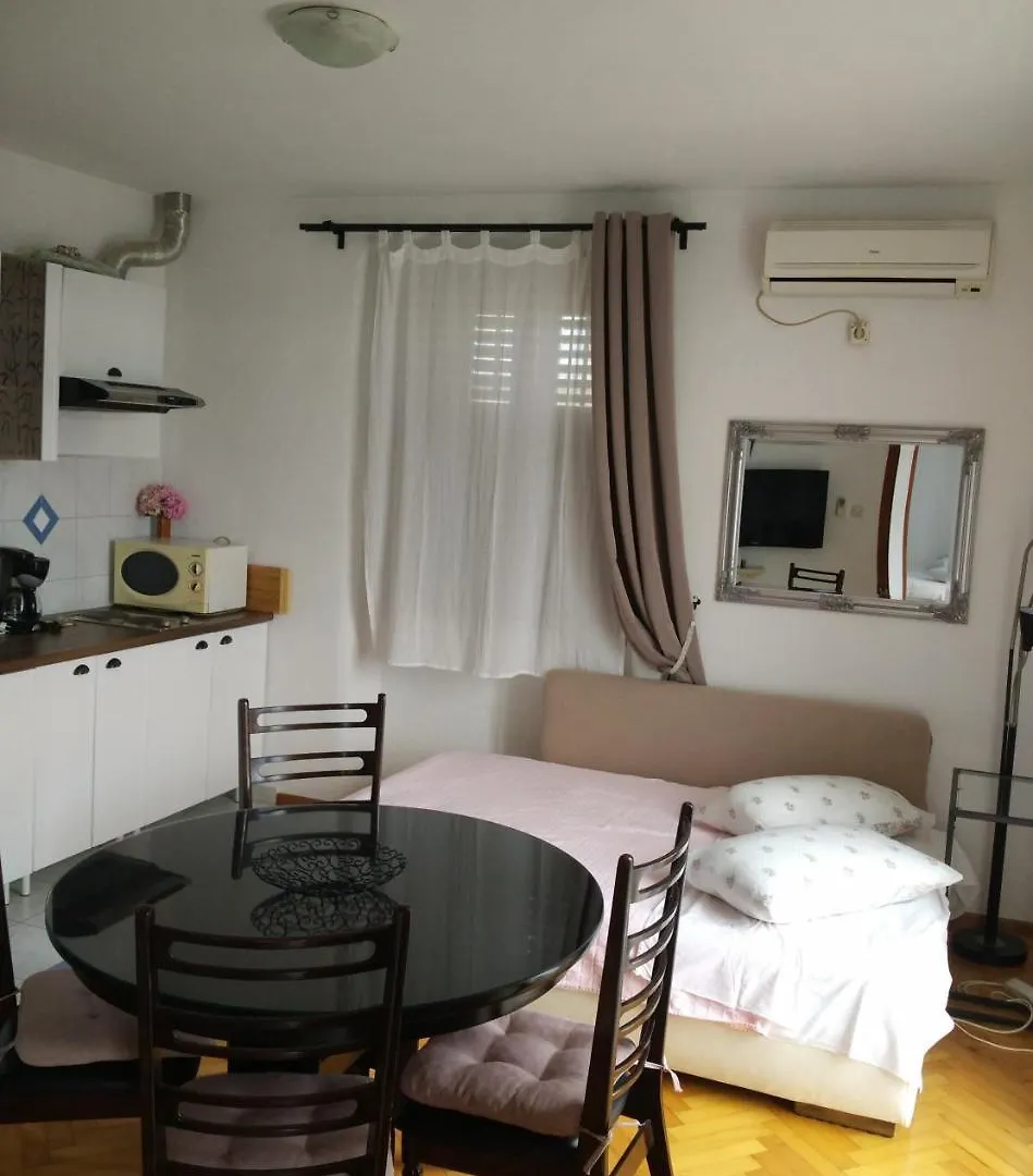 Apartments Gina Τρογκίρ 0*,  Κροατία