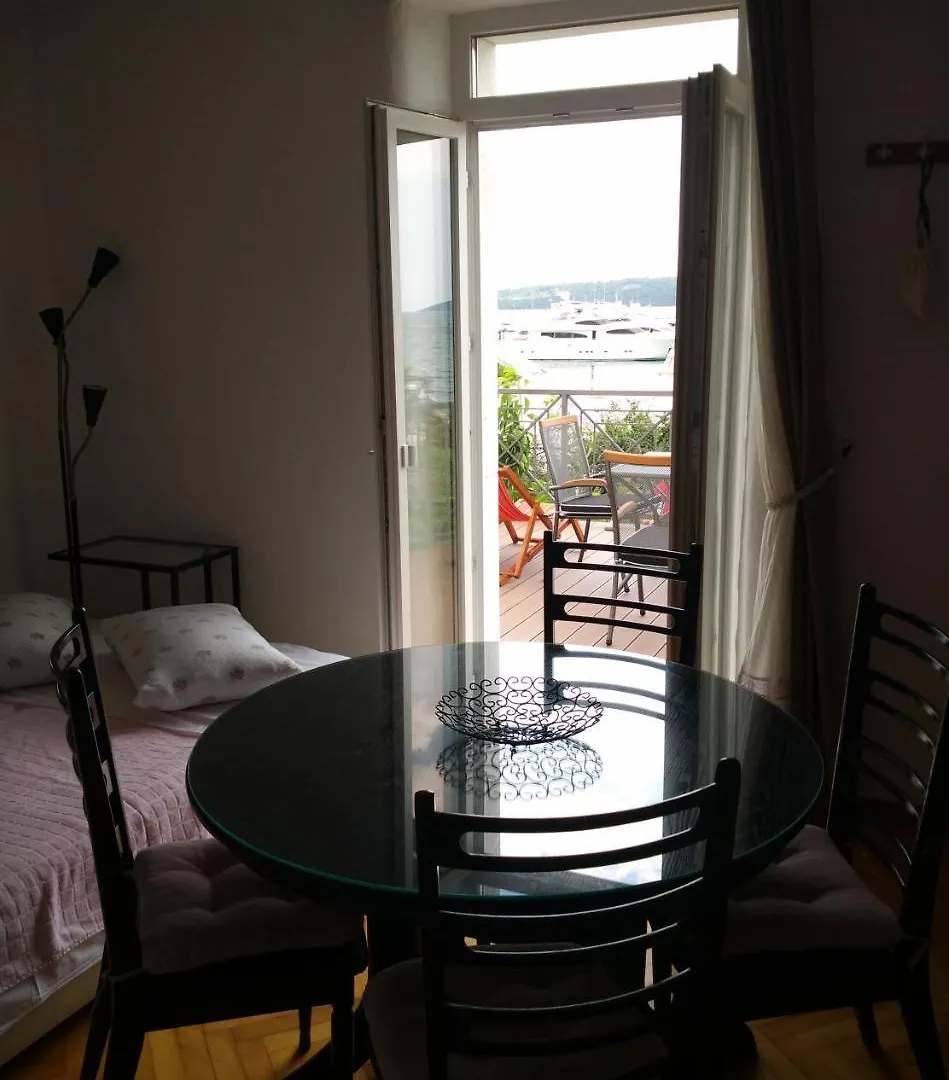 Apartments Gina Τρογκίρ 0*,