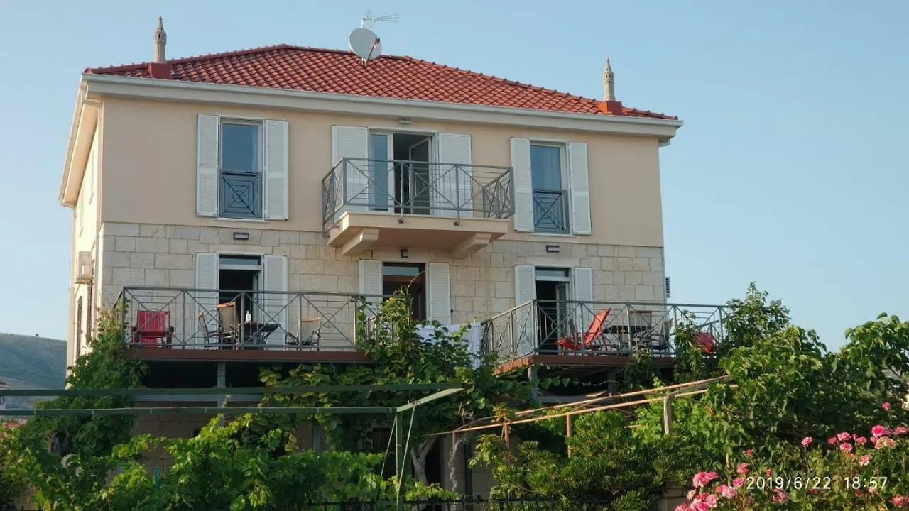 Apartments Gina Trogir 0*,