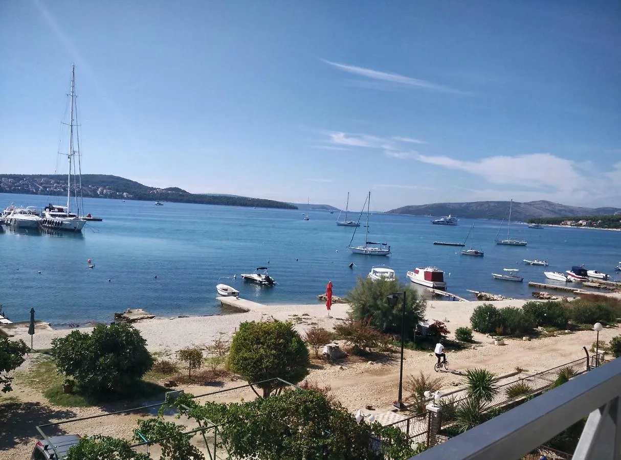 Apartments Gina Τρογκίρ 0*,