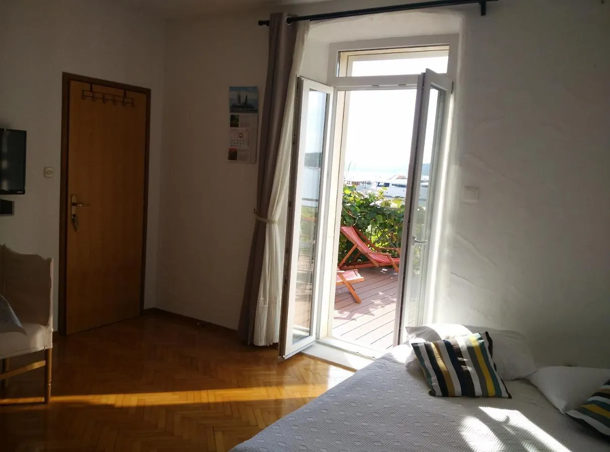 Apartments Gina Τρογκίρ